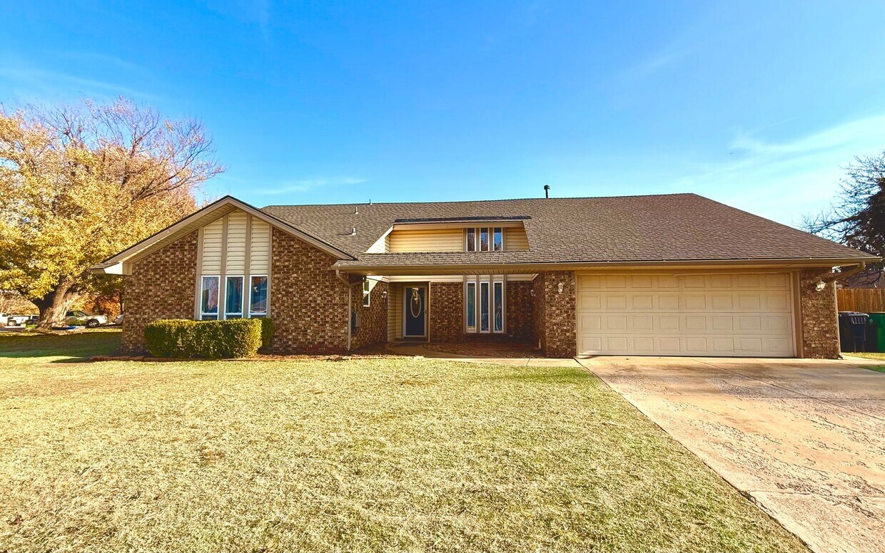 Primary Photo - Large 4BD 2BA Home w/ Bonus Loft Located i...