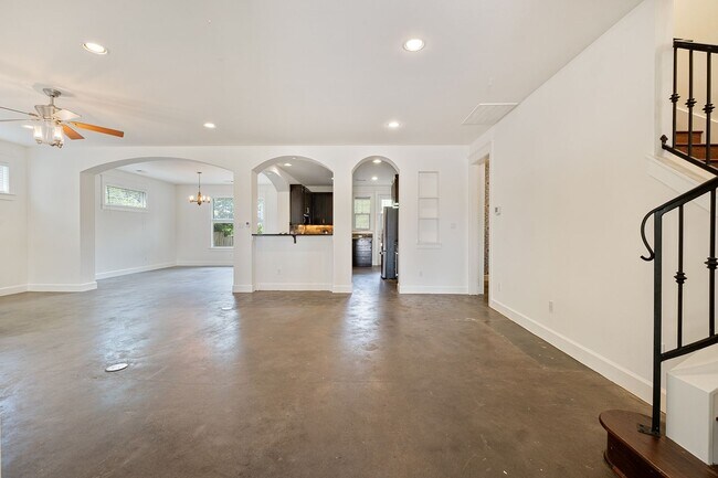 Building Photo - Beloved 3 Bedroom, 2.5 Bath Home in Brentwood