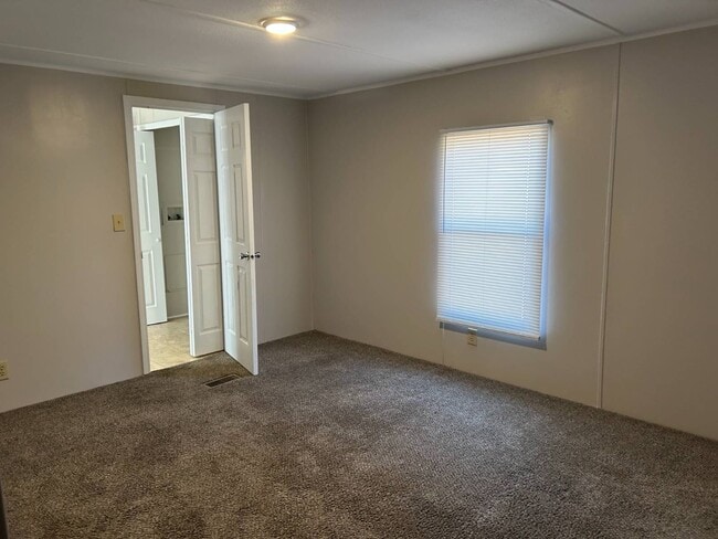 Building Photo - 94 White Oak Village