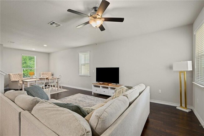 Foto del edificio - 5308 Golden Canary Ln