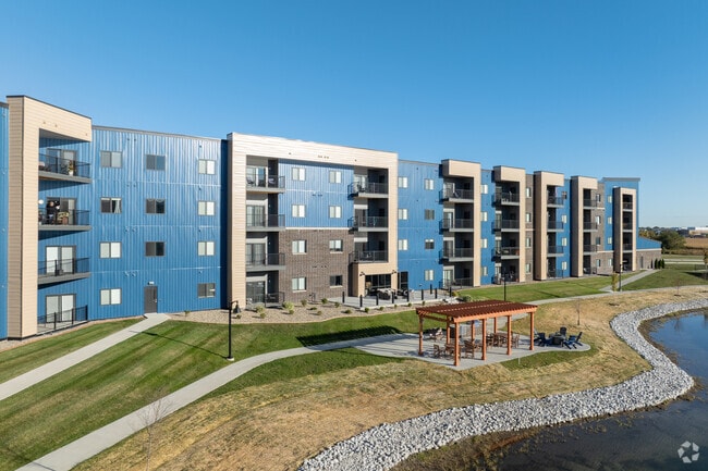 Building Photo - The Landing at Legends