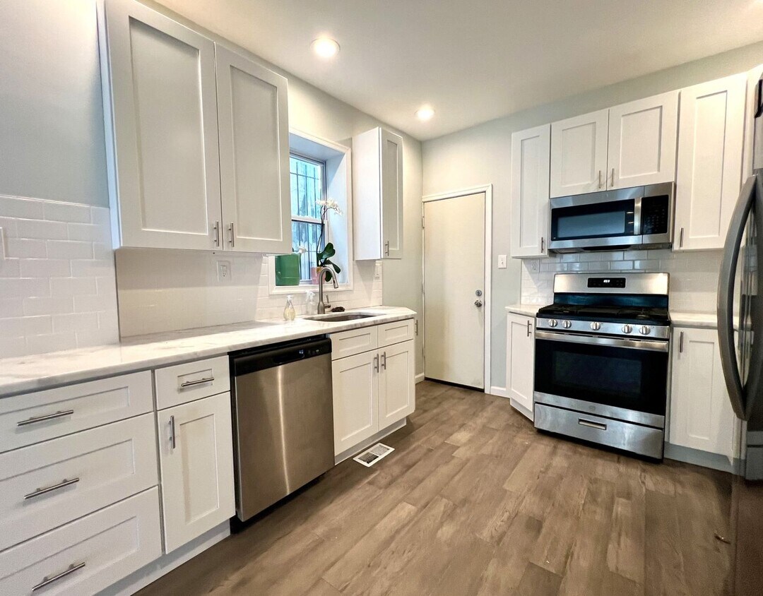 Newly Renovated 2-Bed Townhome Outside Bre... - Newly Renovated 2-Bed Townhome Outside Bre...