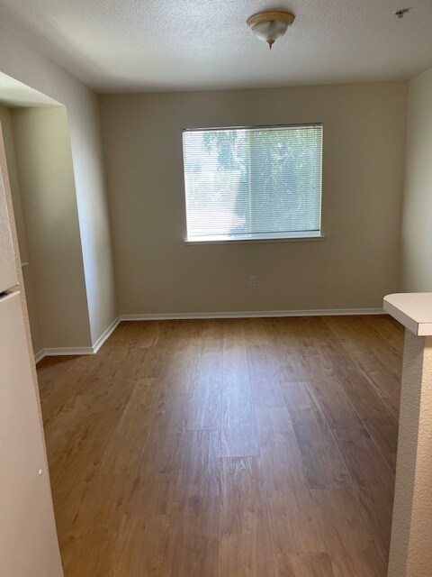 Comiendo Knoock - 565 Peerless Way