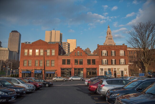 Building Photo - 40 Elm St