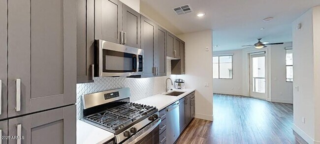 Foto del edificio - 15501 N Dial Blvd