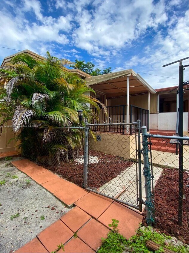 Foto principal - 671 E 59th St