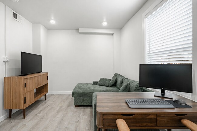 Foto del edificio - 324-326 Darby Rd-1R
