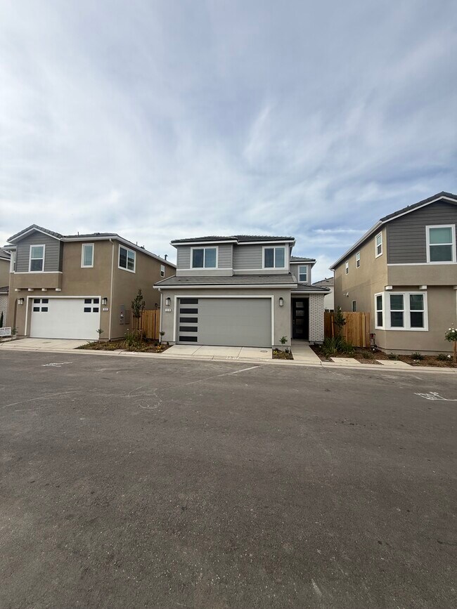 Building Photo - 1519 Redbrick Ln