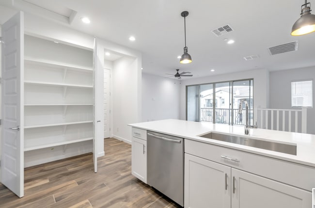 Building Photo - ** Like new Luxurious Modern townhome with 2 Master Suits in Warner Meadows**