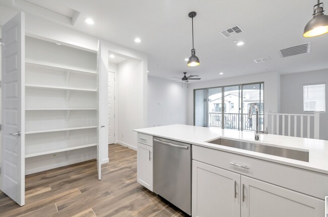 Foto del edificio - ** Like new Luxurious Modern townhome with 2 Master Suits in Warner Meadows**