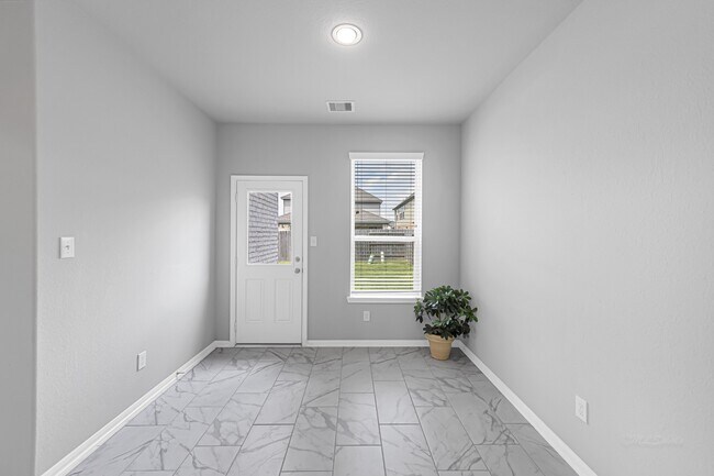 Foto del edificio - 5462 Grand View Dr