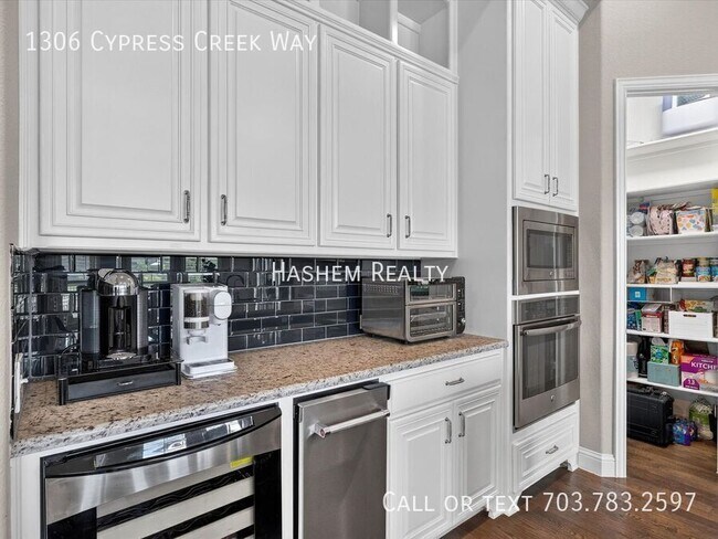 Foto del edificio - 1306 Cypress Creek Way