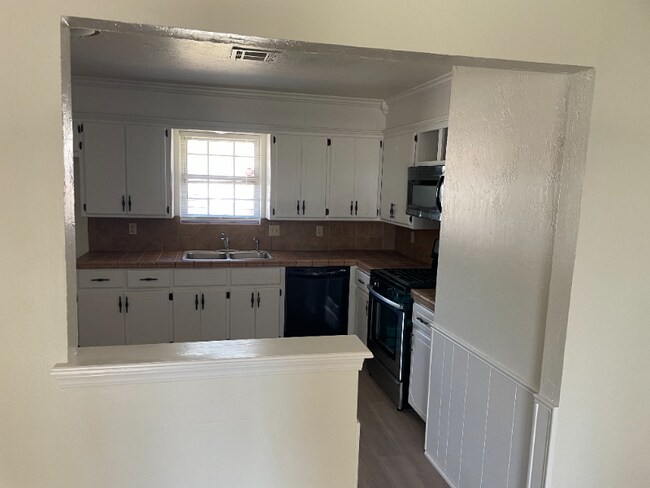 Building Photo - 1614 Pinewood Dr