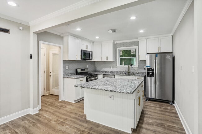 Building Photo - 1098 Oak Knoll Ter SE, Atlanta, GA 30315