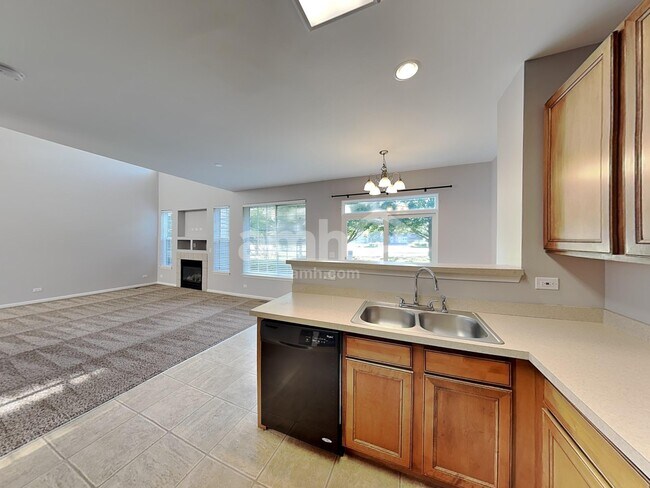 Foto del edificio - 2422 Claremont Ln