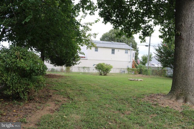 Building Photo - 16 Park Ln