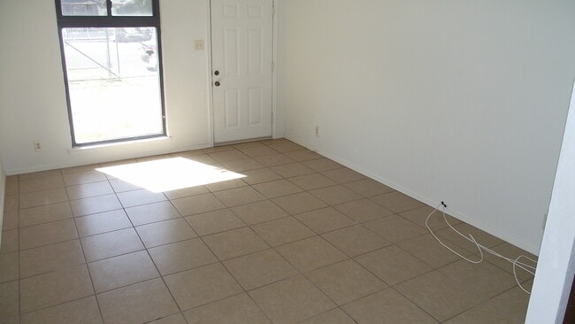 Building Photo - Northeast El Paso 3 bed with Refrig A/C