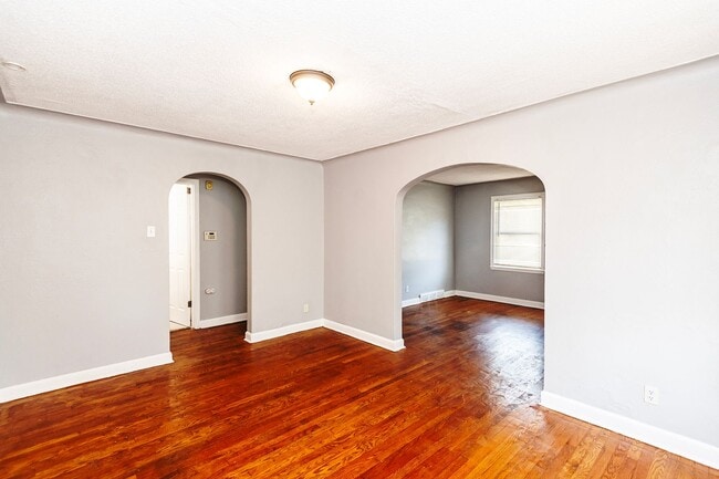 Building Photo - Amazing 3 Bed 1 Bath Home