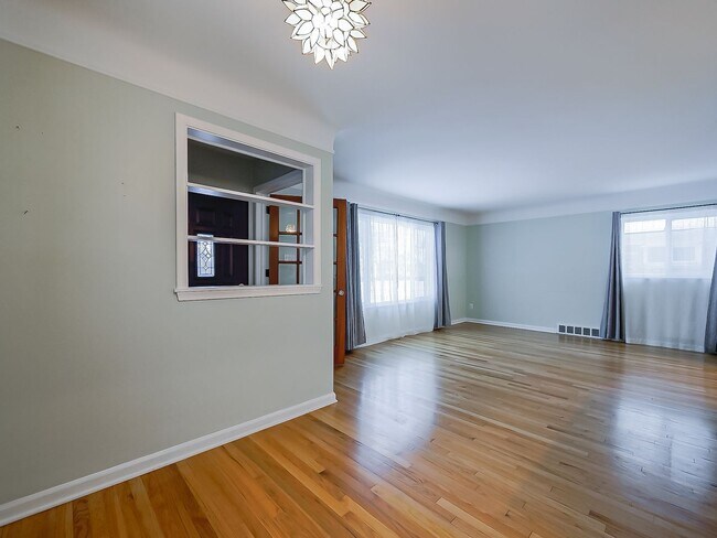Foto del edificio - AVAILABLE NOW! Spacious 4-Bed Gem in the Heart of Clawson!