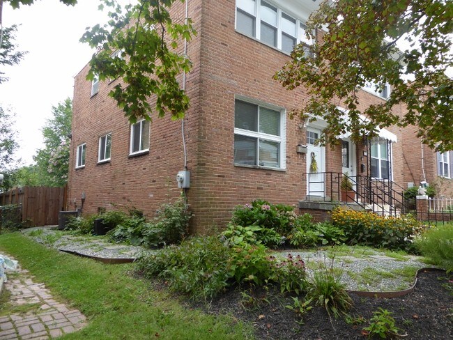Building Photo - 30 Underwood Pl NE