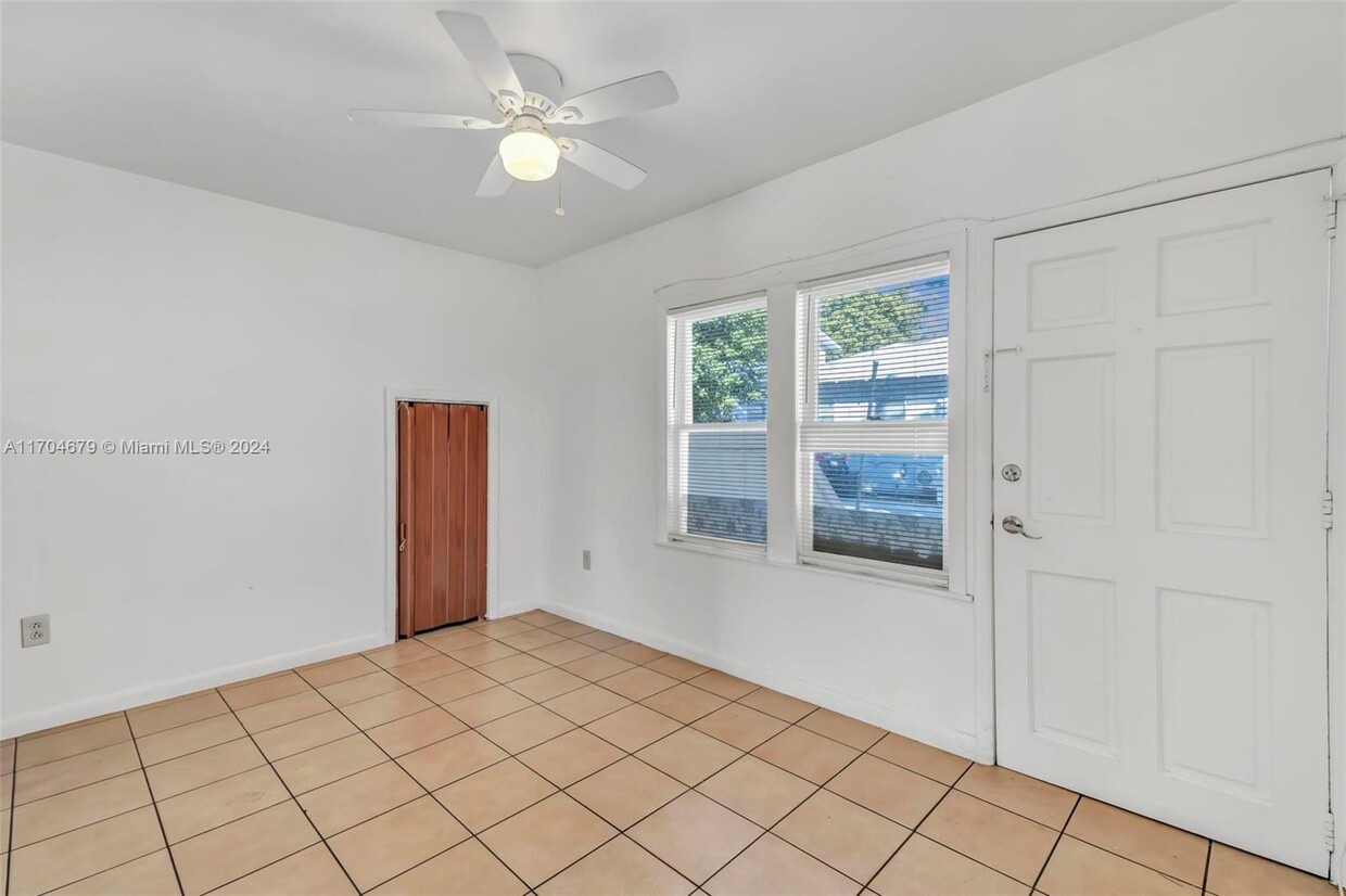 Foto principal - 1060 SW 2nd St