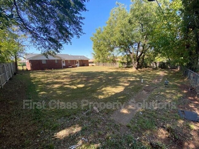 Foto del edificio - 6300 N Wildewood Dr