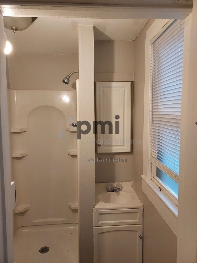 Foto del edificio - 1753 E Clay St