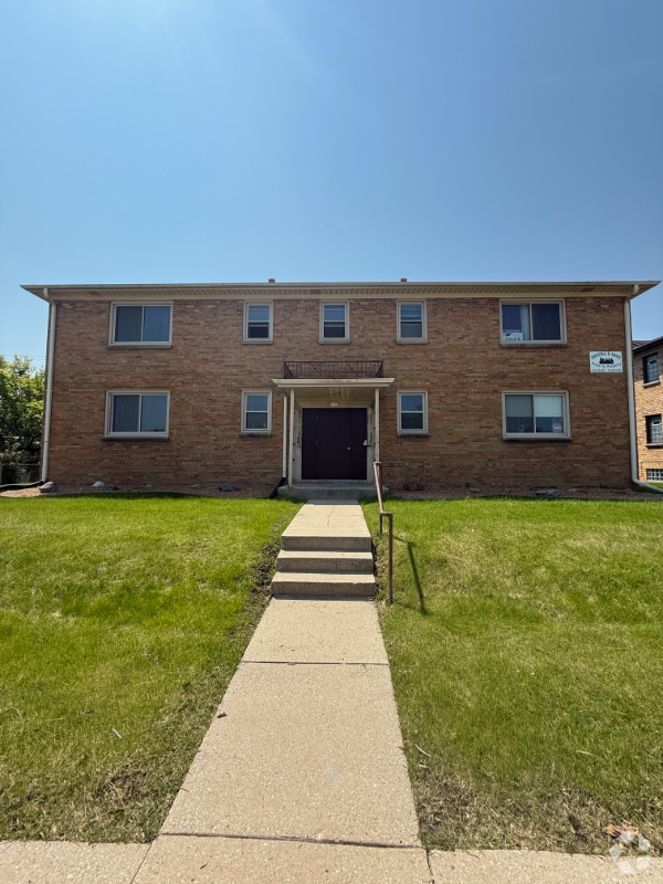 Building Photo - 5715 W Lincoln Ave