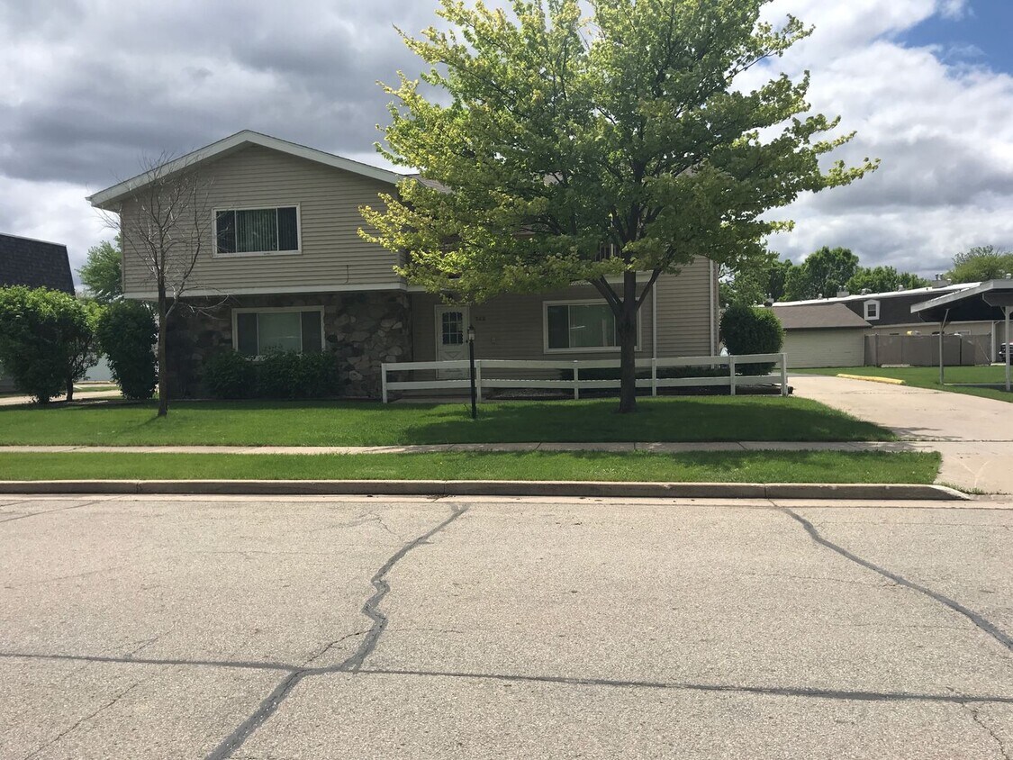 742 Fairwood Dr Unit 2, Neenah, WI 54956 Room for Rent in Neenah, WI
