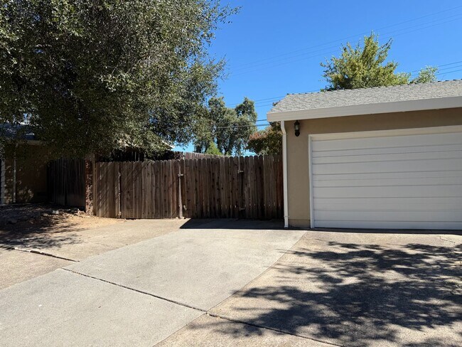 Foto del edificio - Beautifully Remodeled Single-Story Home with Huge Backyard & RV Access!