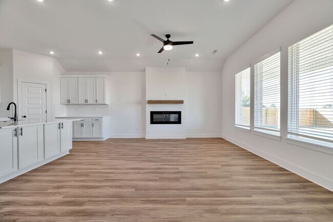 Building Photo - Brand-New 4 Bedroom in Siloam Springs! 3-C...