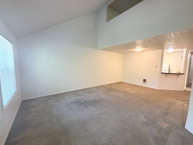 Building Photo - Super Cute Spacious 2BD 2BA in the Hillsda...