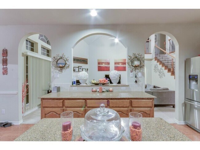 Foto del edificio - Elegant home with soaring ceilings, stone fireplace, chef’s kitchen, grand staircase, spacious be...