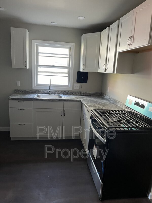 Foto del edificio - 219 Bathgate Ave