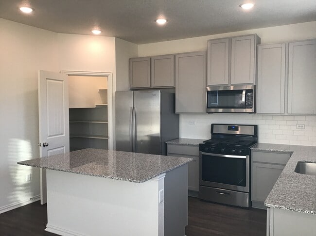 Building Photo - 381 Pebble Bend