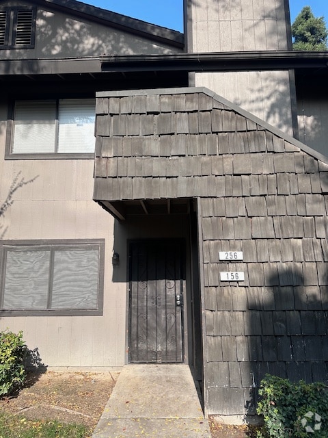 Building Photo - 1190 S Winery Ave