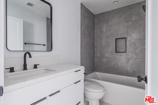 Foto del edificio - 11814 1/2 Gilmore Street, Los Angeles, CA 91606 - 4 BR 4 BA house