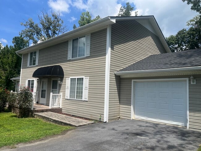 Building Photo - 290 Shenandoah Dr