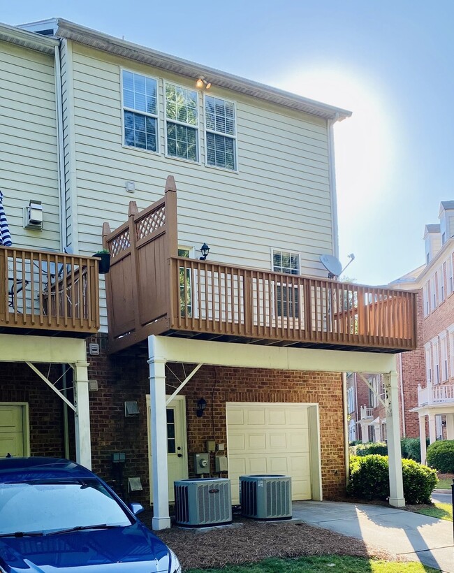 Foto del edificio - Heart of Ballantyne!  Beautiful End Unit Townhome. 2 Large Primary Suites Up & Flex Rm/3rd BR On ...