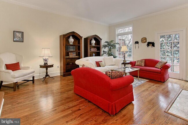 Foto del edificio - 2018 Mayfair McLean Ct