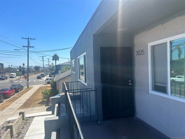 Building Photo - Upgraded Top Floor End Unit in the Heart o...
