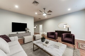 Building Photo - 914 Main St