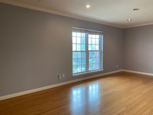 Building Photo - Great apartment in Austin Heights