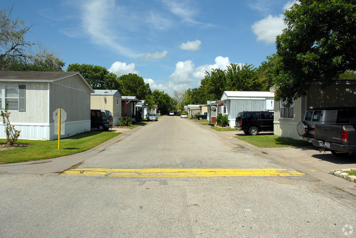 Building Photo - Woodland Estates