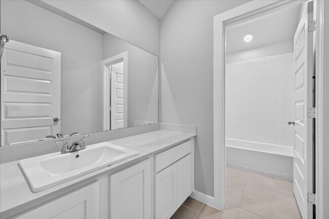 Foto del edificio - Spacious 5-Bedroom, 4-Bath Home with Washer, Dryer & Refrigerator