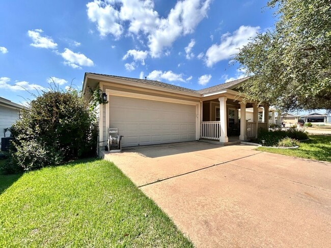 Building Photo - 3BR/2BA Home with Front Porch, Covered Dec...