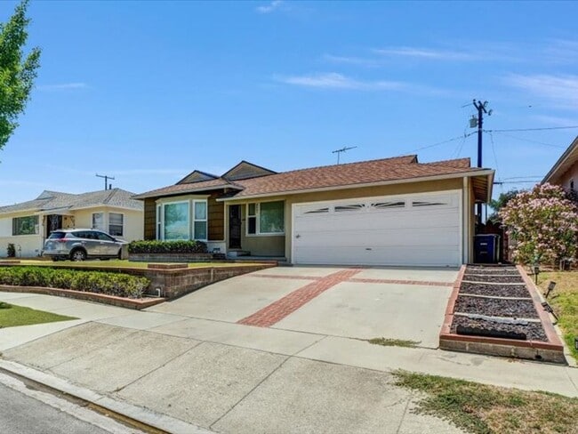 Photo - 4847 Ocana Ave House