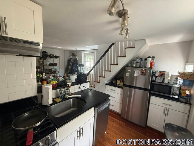 Building Photo - 10 Smith Ave