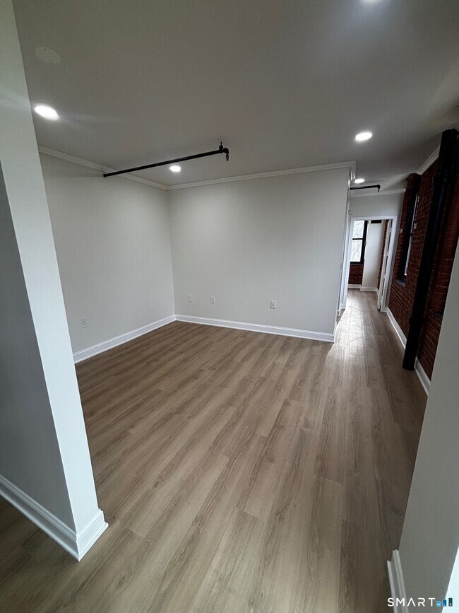 Building Photo - 222 Williams St E