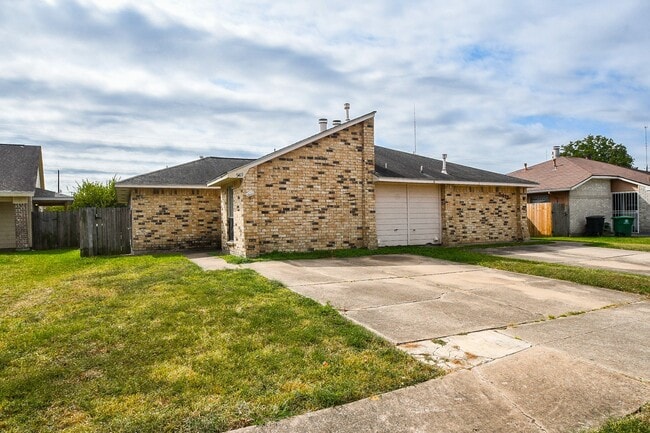 Building Photo - 5411 Regal Ridge Ln